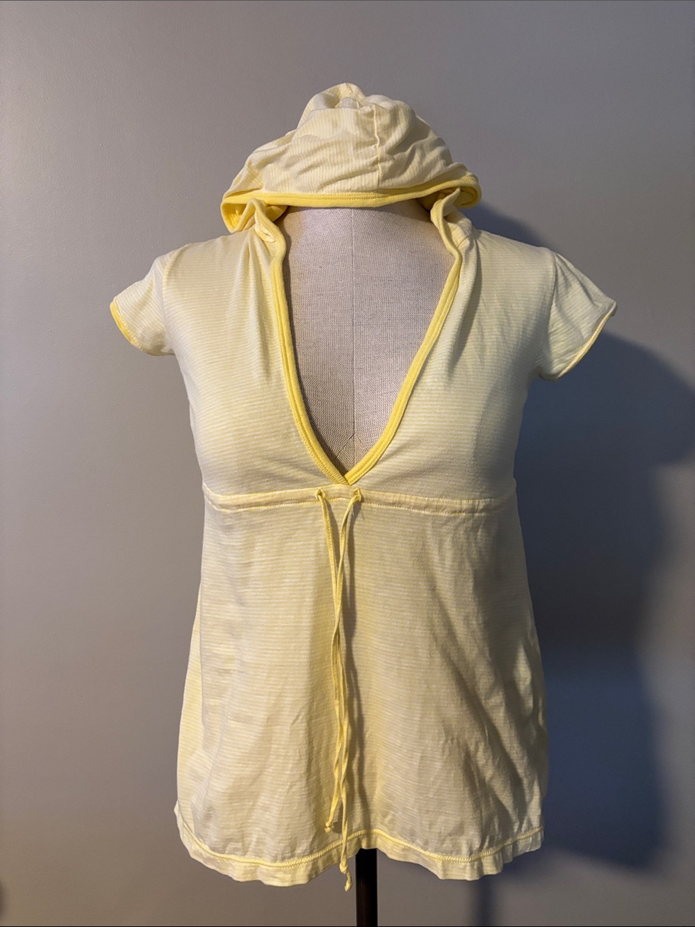 Aeropostale Pale Yellow Hooded V-Neck Short Sleeve Top